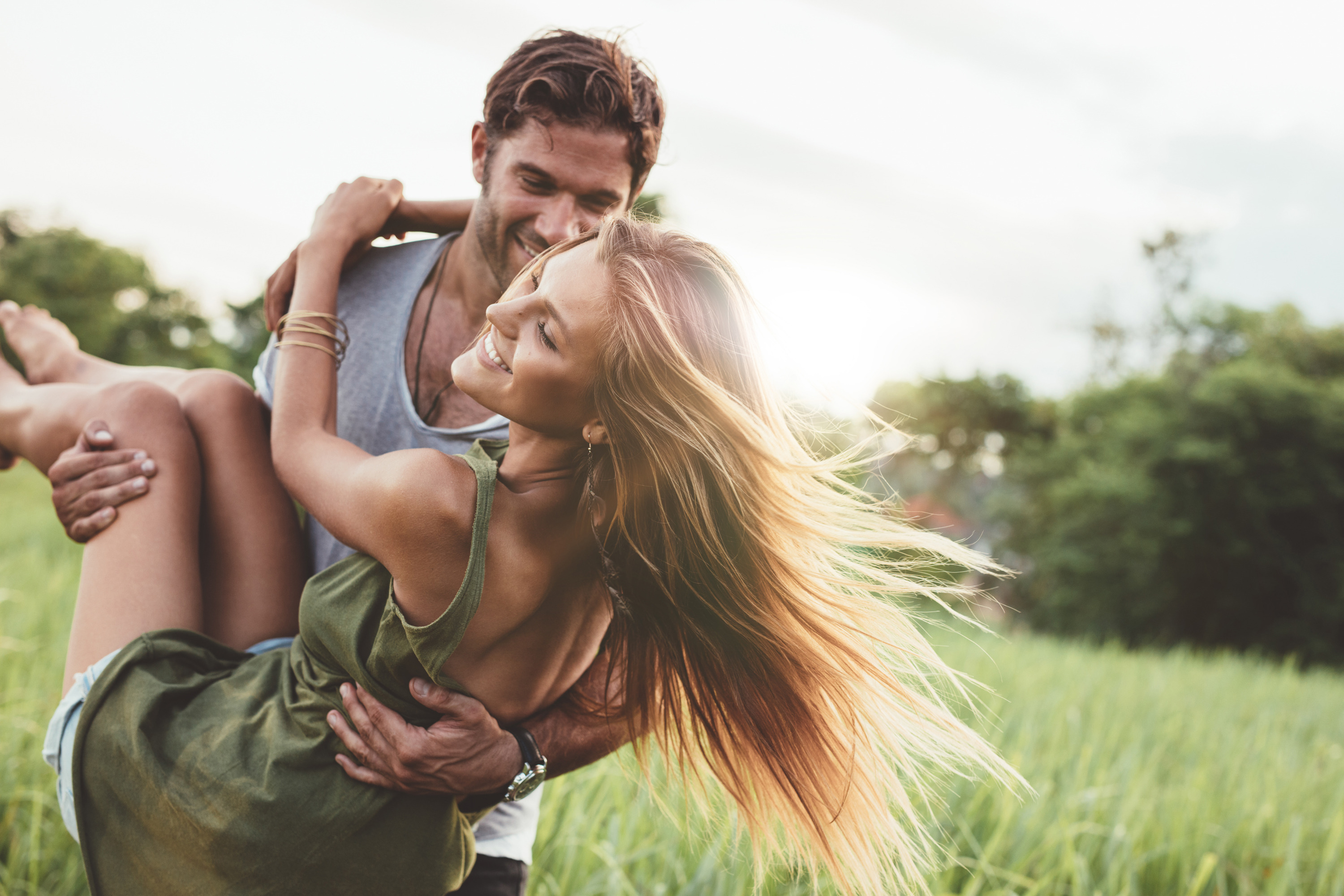 Casal da. Счастливая влюбленная пара. Рука девушки. Фотосессия влюбленных. Мужчина и женщина.